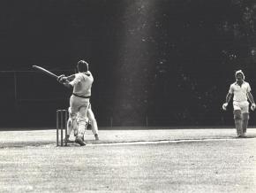 Met een daverende zes over square leg slaat Peter Swart de winning hit in de laatste competitiewedstrijd van 1981 tegen ACC. VRA wordt hiermee na 44 jaar (!) weer Kampioen van Nederland. Aan het dode wicket: captain Jan Spits.